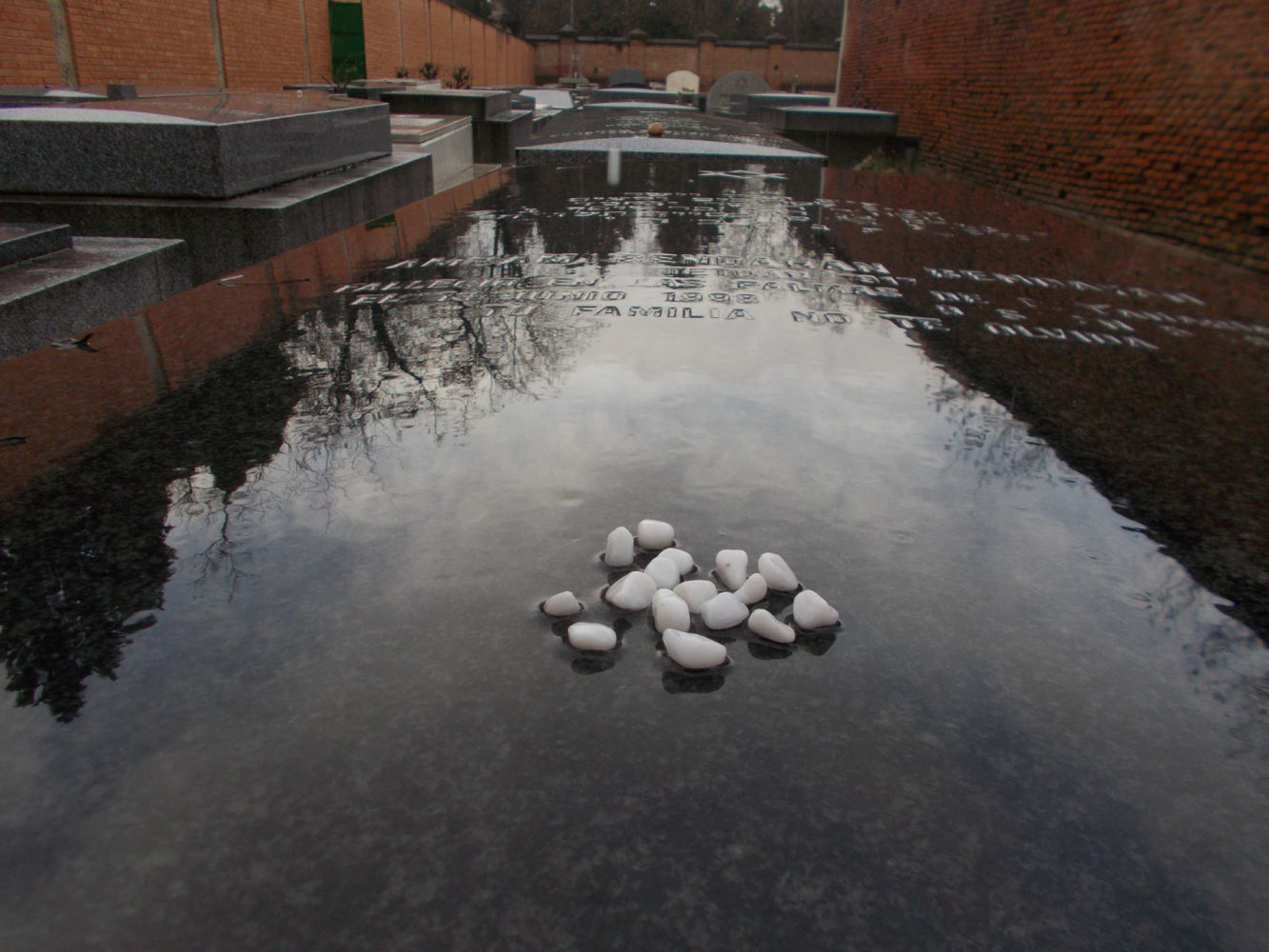 Tumba con piedras en el cementerio hebrero de la Almudena.