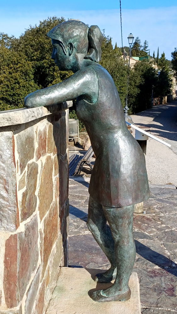 La chica observando el paisaje desde el Mirador de Can Cucut.