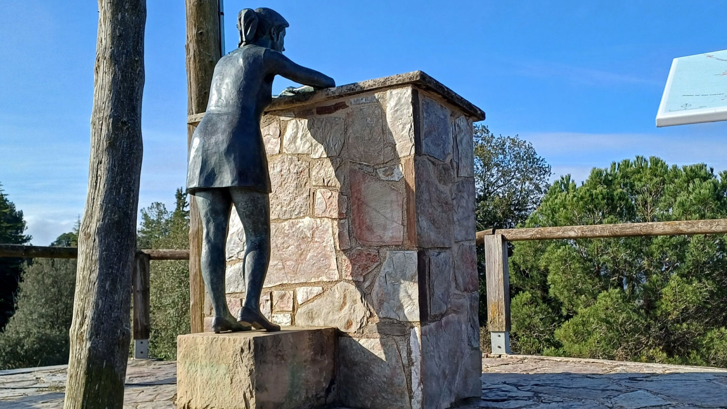 La chica en el Mirador de Can Cucut.