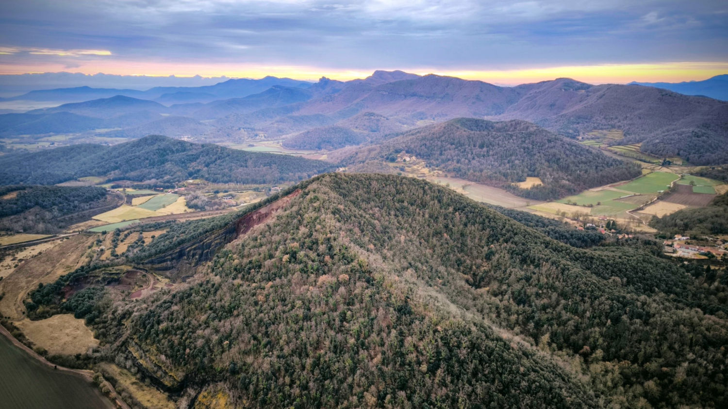 Ver la zona volcánica desde un globo es una opción ideal para apreciar todo el paisaje.