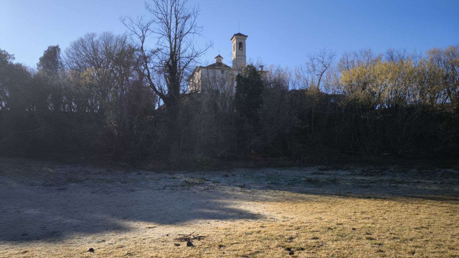 El volcán Montsacopa con la ermita de Sant Francesc.