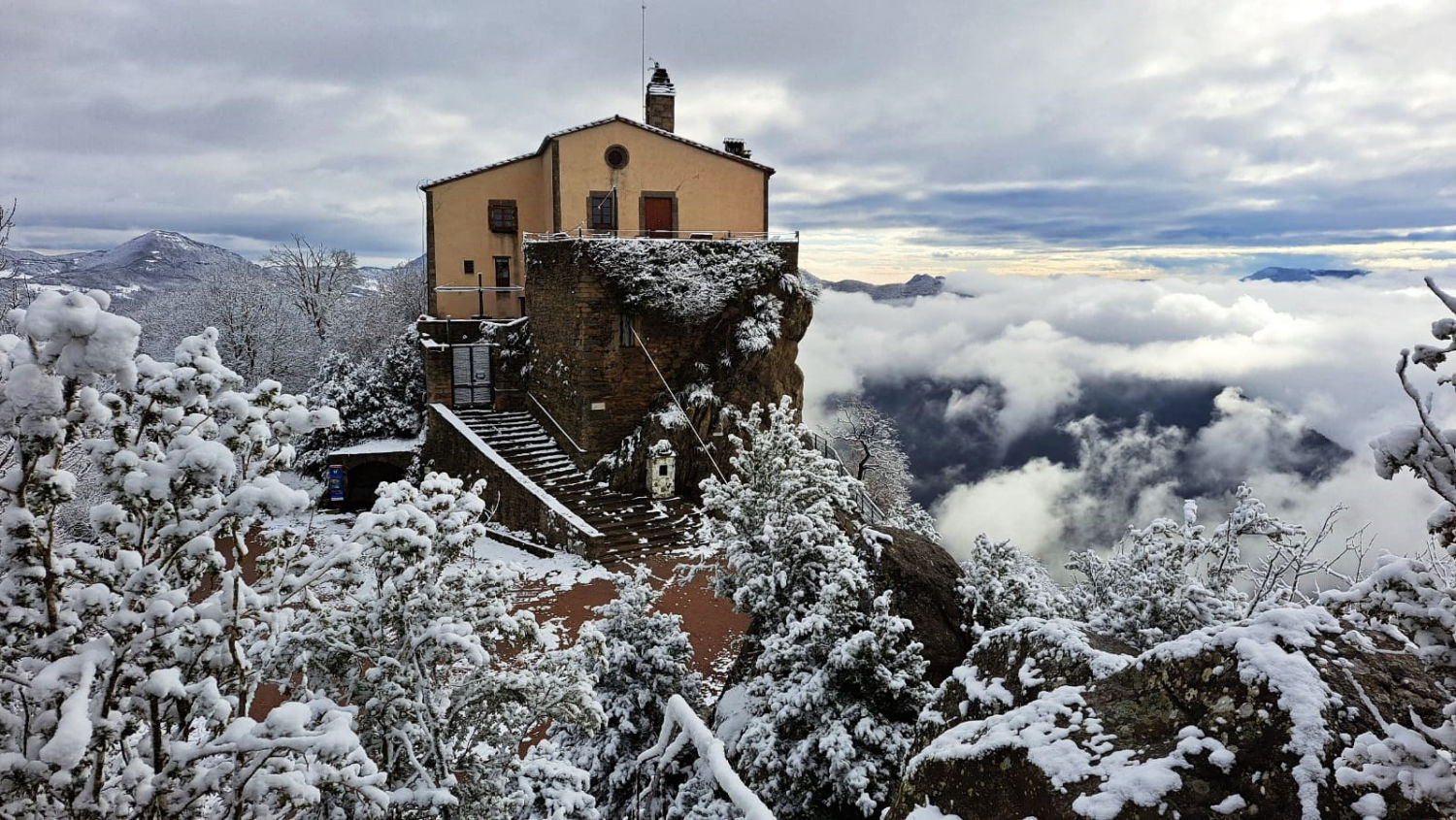 El santuario de Bellmunt entre la nieve.