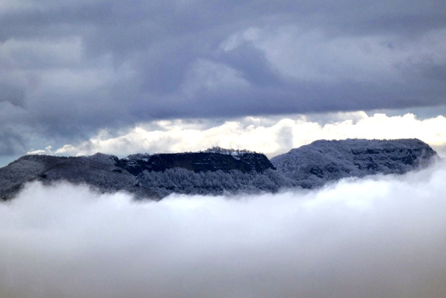 Mar de niebla en Bellmunt entre la nieve.