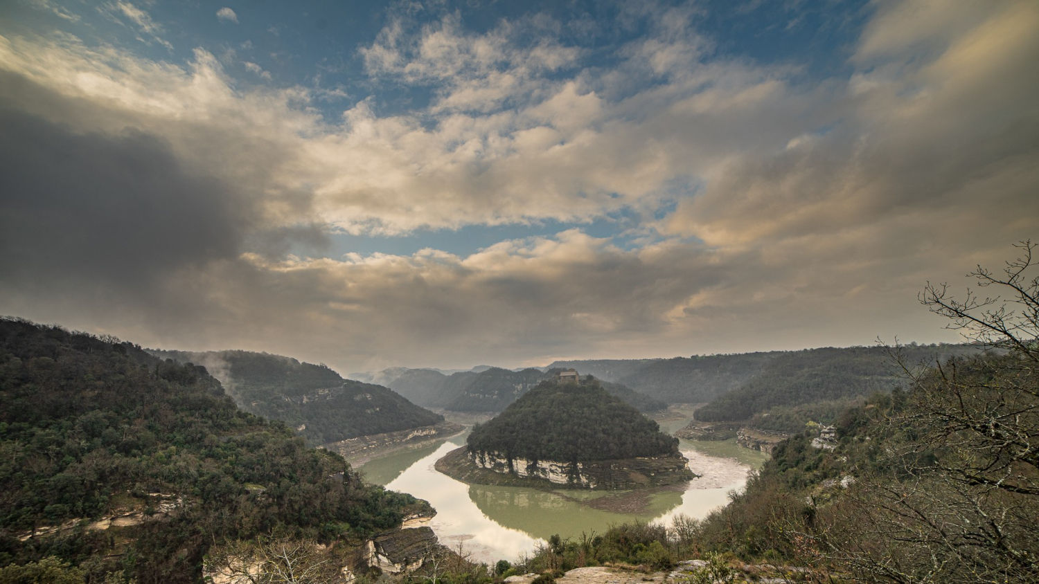 Vista del meandro del Ter inundado.
