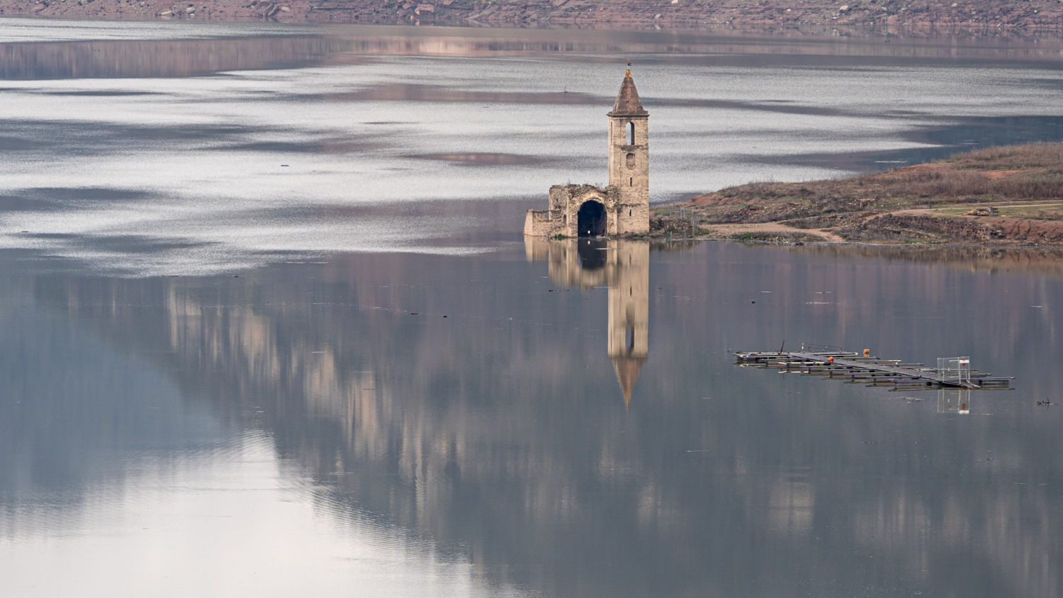 El agua sube de nivel en torno a Sant Romà de Sau.