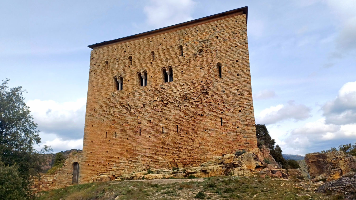 Vista del exterior del Castillo de Llordà, en Isona y Conca Dellá.