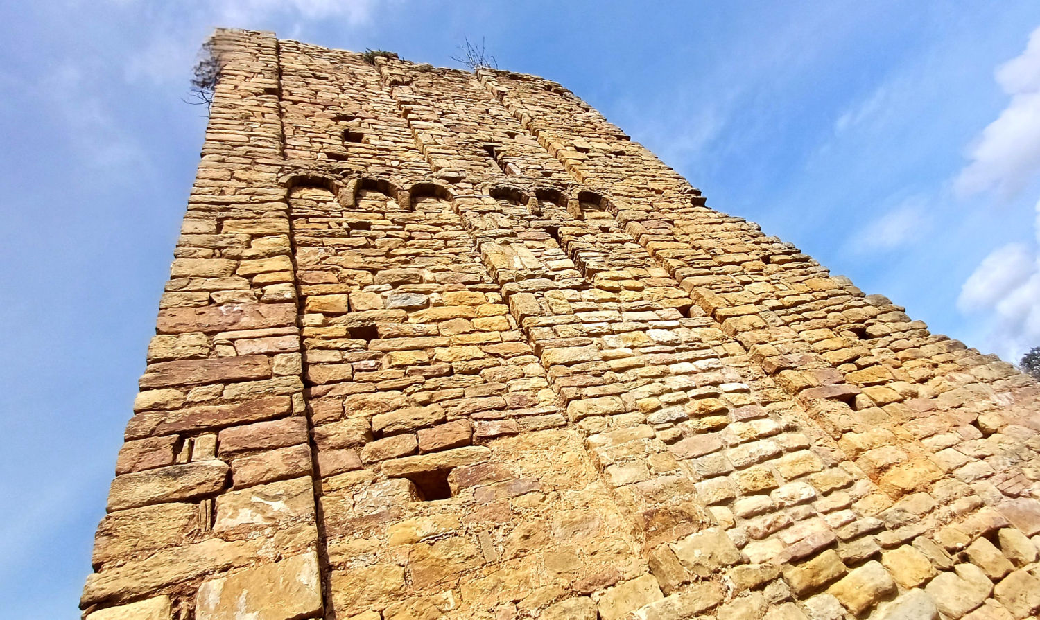 El Castillo de Llordà lleva en pie desde el siglo XI.