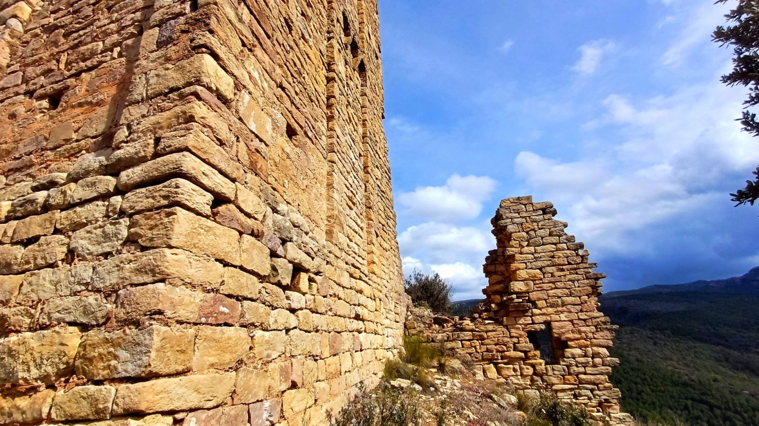 Vista de los restos del castillo de Llordà.