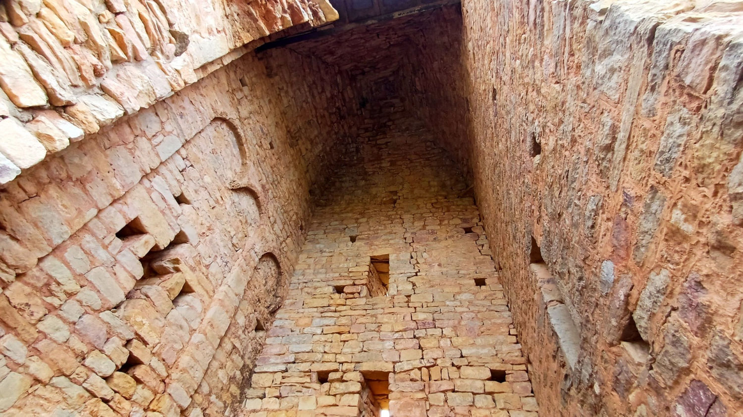 Interior del castillo de Llordà.