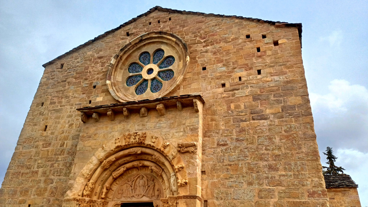 Vista exterior de la Iglesia de Santa Maria de Covet.