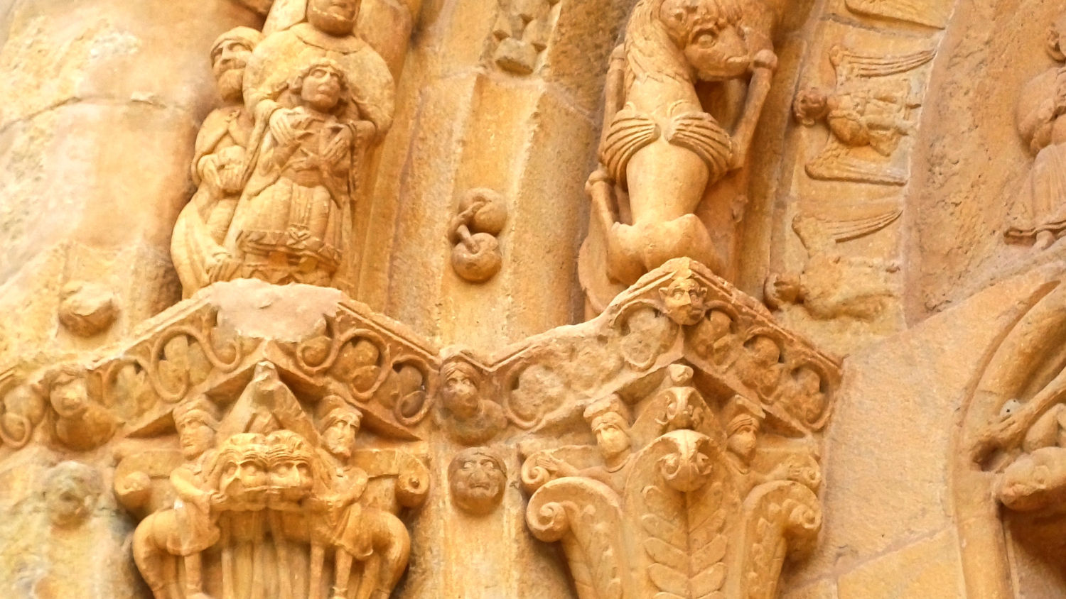 Los rasgos arquitectónicos de esta iglesia resaltan su posición.