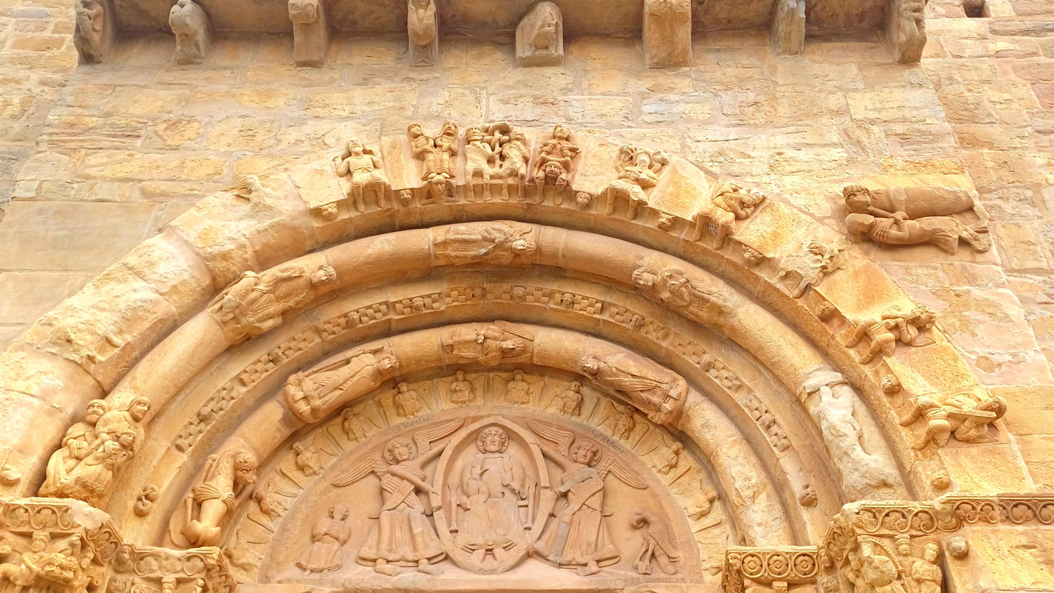 En la entrada de la iglesia destacan diversos arcos.