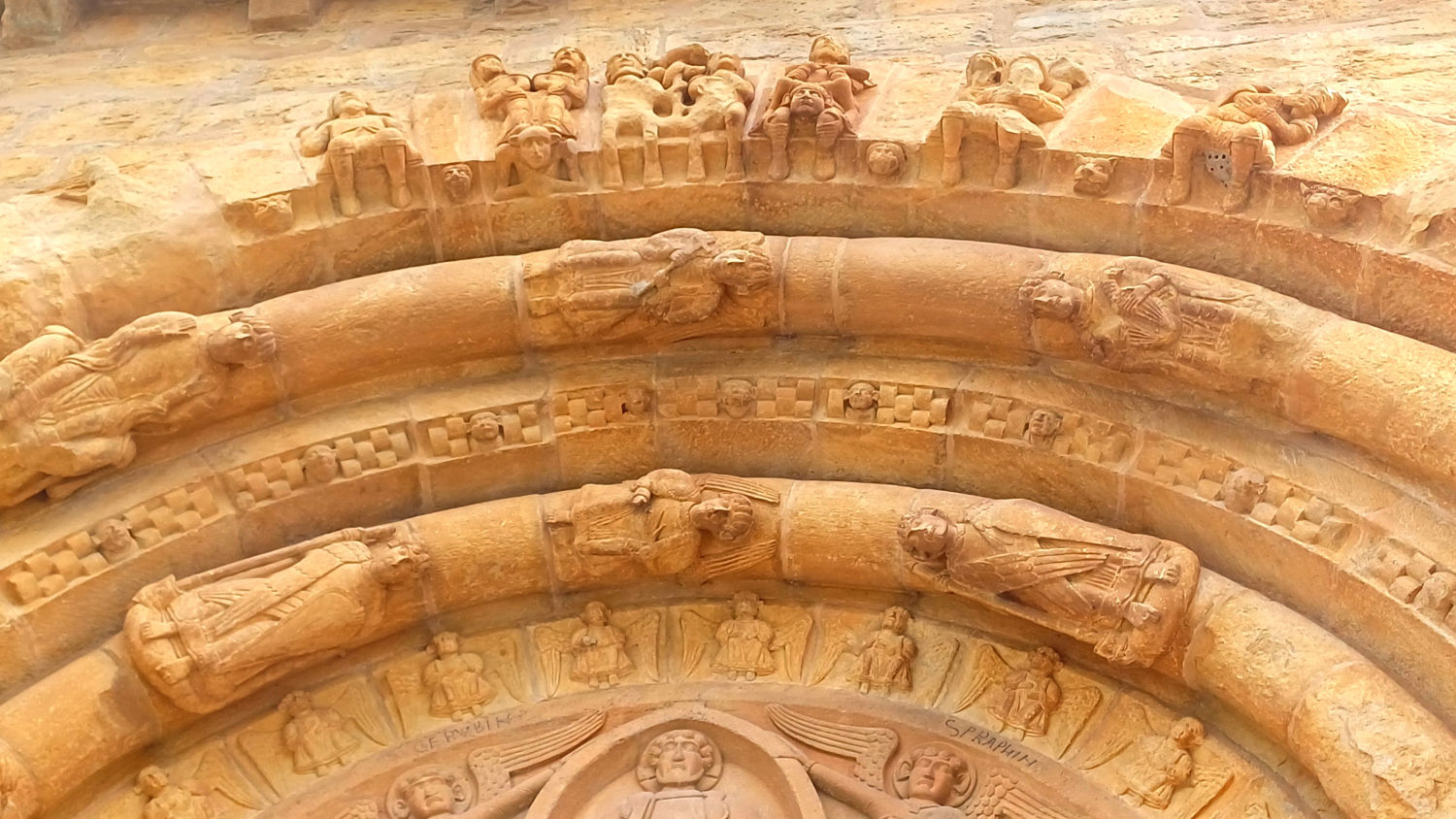 Su construcción es curiosa y sofisticada.