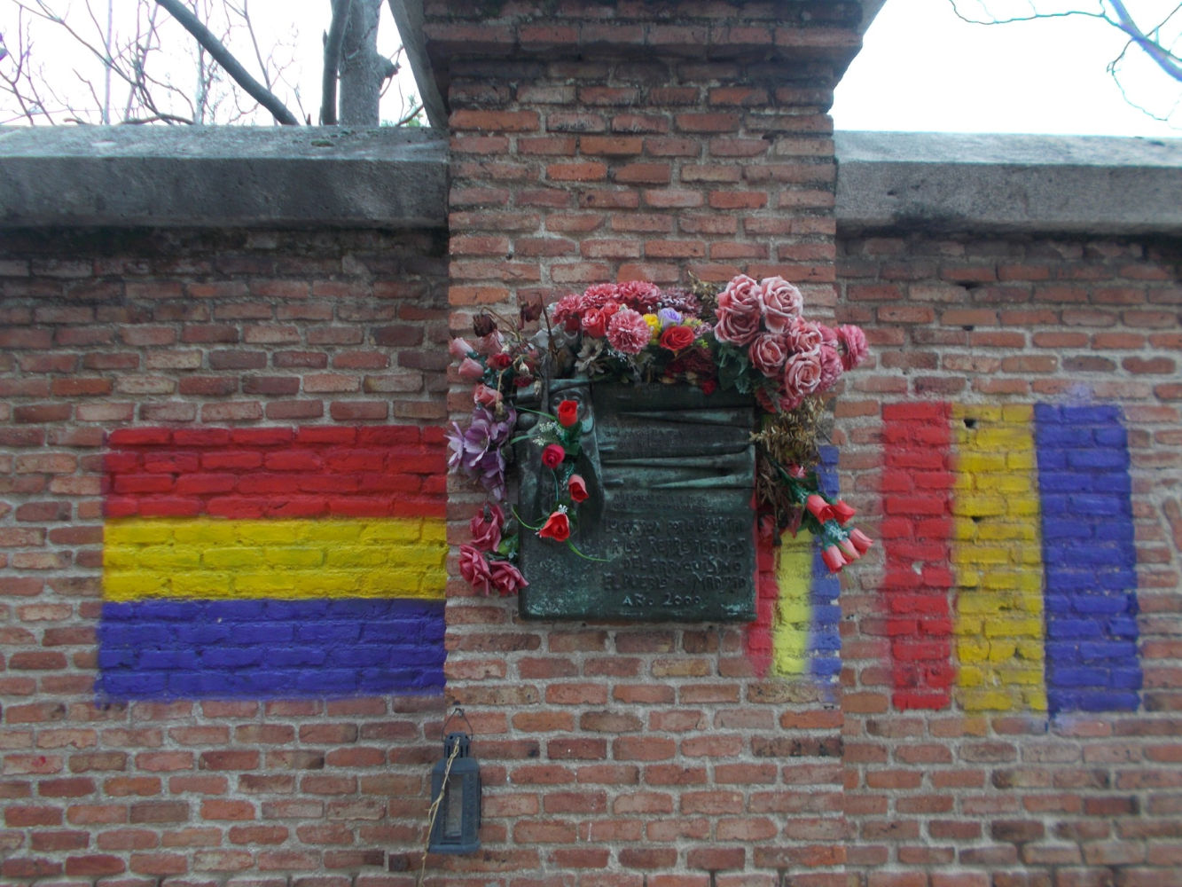 El rastro de la República en el cementerio civil de la Almudena.