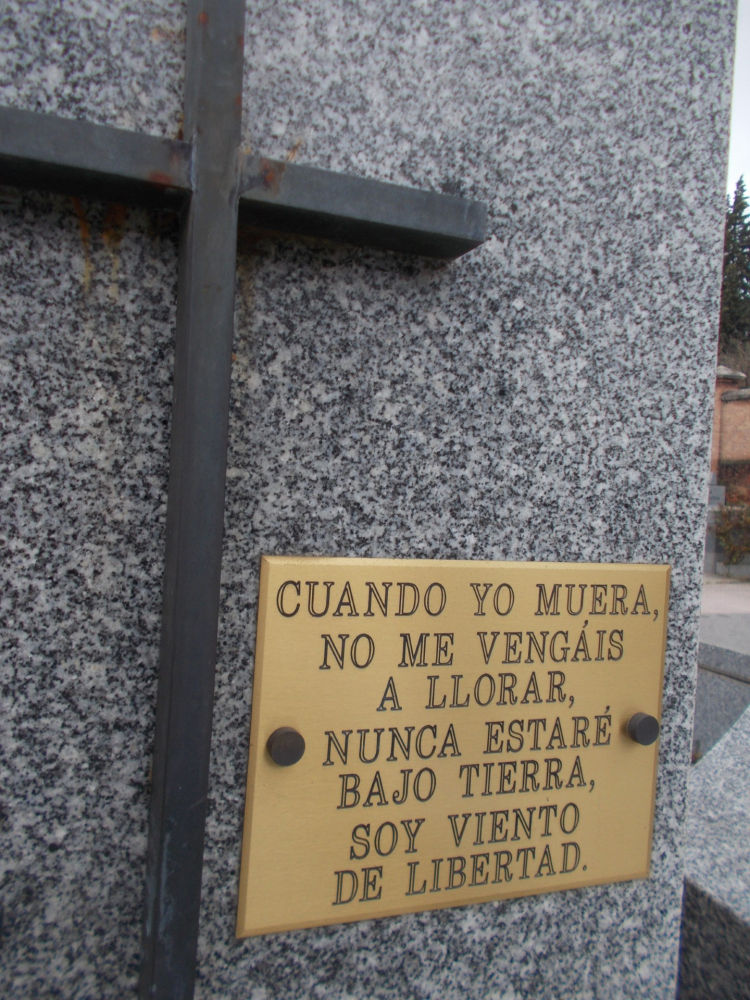 Placa en una tumba anónima.