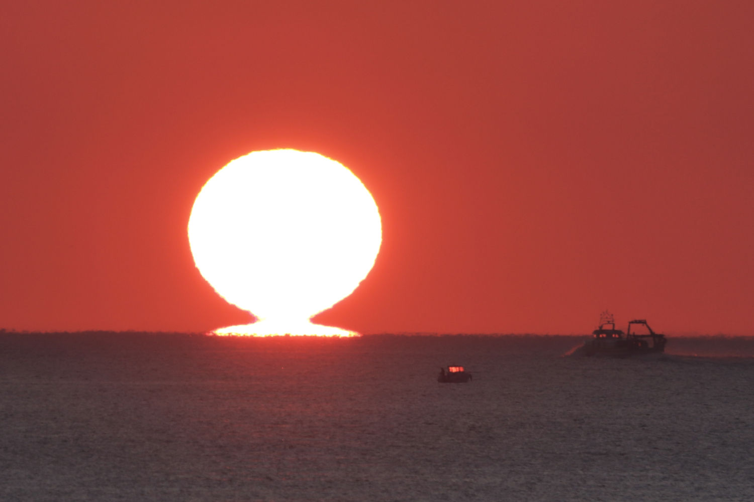 Sol deformado con base de jarrón.