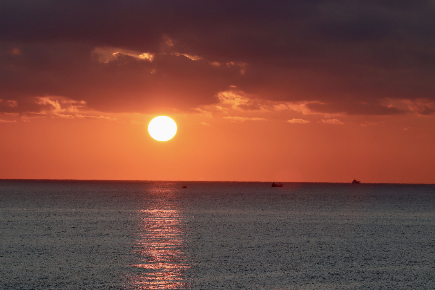 El reflejo del sol en el mar.
