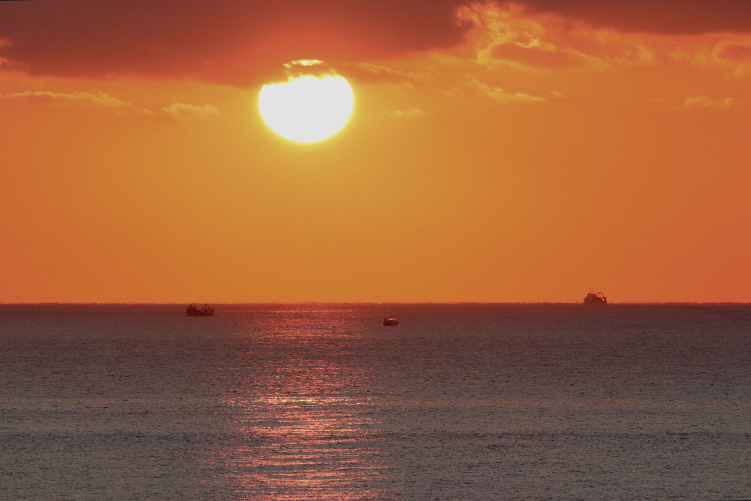 Pilar solar sobre el mar.