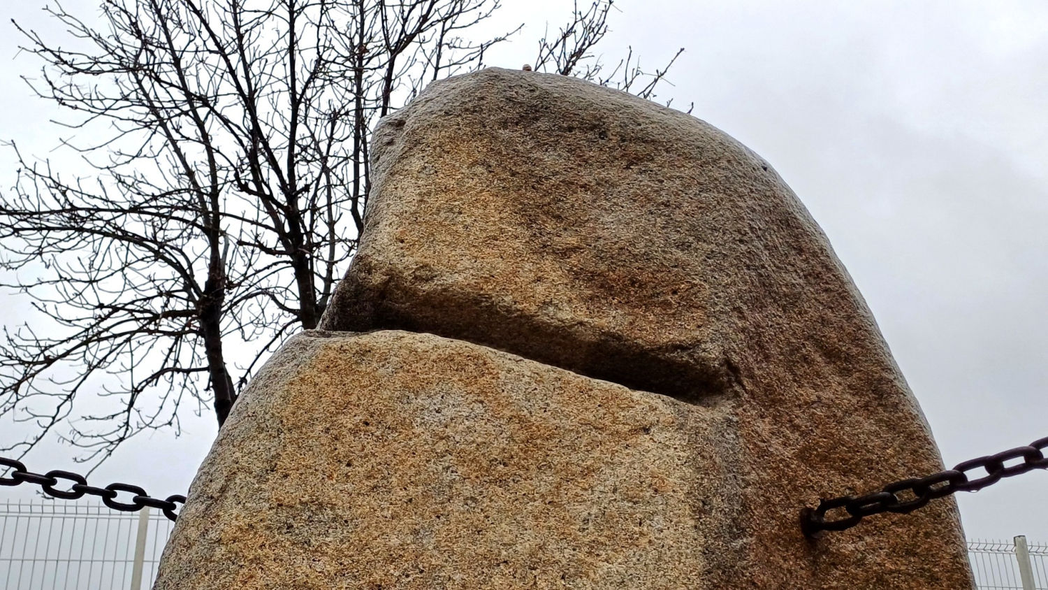Otro detalle del corte que alude a la Pedra Serrada.