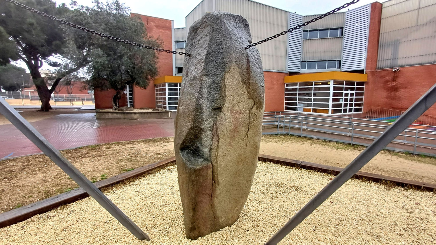 Pedra del Diable en el patio de la escuela.