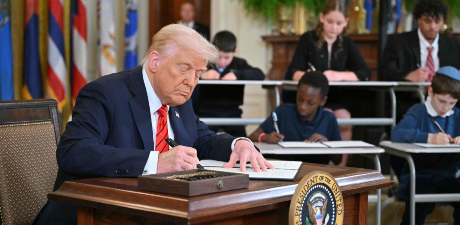 El presidente Donald Trump ha firmado una orden ejecutiva con la que manda a la secretaria de Educación, la empresaria de la lucha libre Linda McMahon, “tomar todas las medidas necesarias” para desmantelar el departamento para el que trabaja. Sin embargo, su cierre completo solo puede ser autorizado por el Congreso, que es quien lo creó, algo que ha parecido reconocer en su anuncio, aunque ha dejado la puerta abierta a hacerlo unilateralmente.

“Espero que no te quedes allí mucho tiempo”, ha dicho el presidente a McMahon: “Vamos a encontrare otro trabajo”. Su objetivo será “devolver la autoridad de la educación a los estados”, aunque en la actualidad ya es su competencia casi en su totalidad, pues proporcionan el 90% de la financiación y establecen la mayoría de las normas. En paralelo, también pretende dar a los padres un mayor poder de decisión sobre la enseñanza de sus hijos.