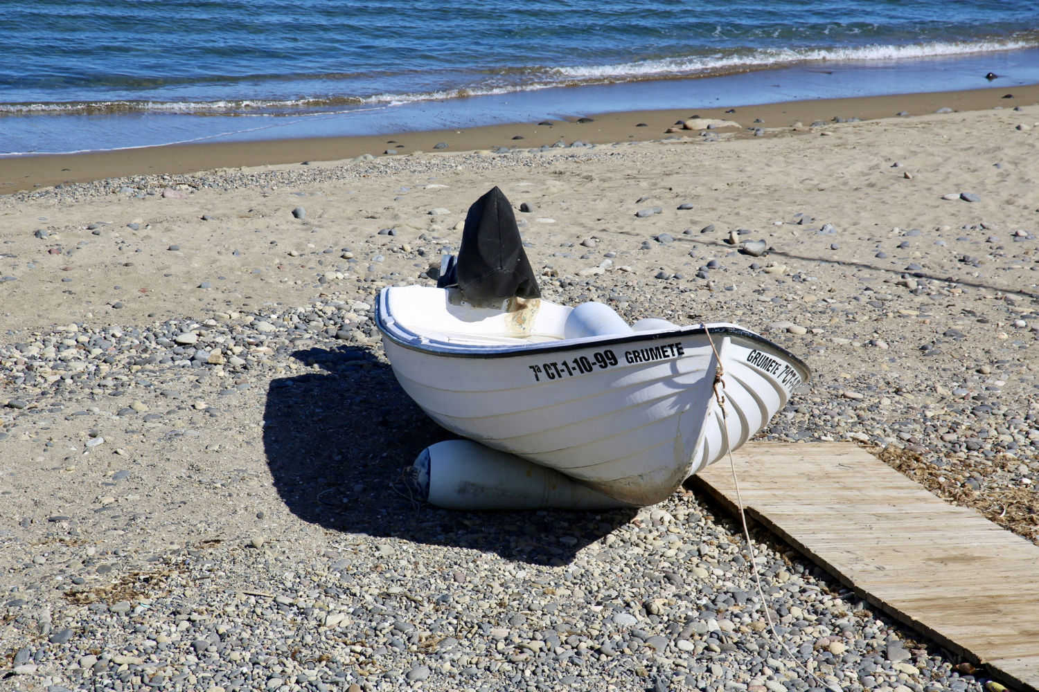 Pasarela hasta la barca en Las Negras.