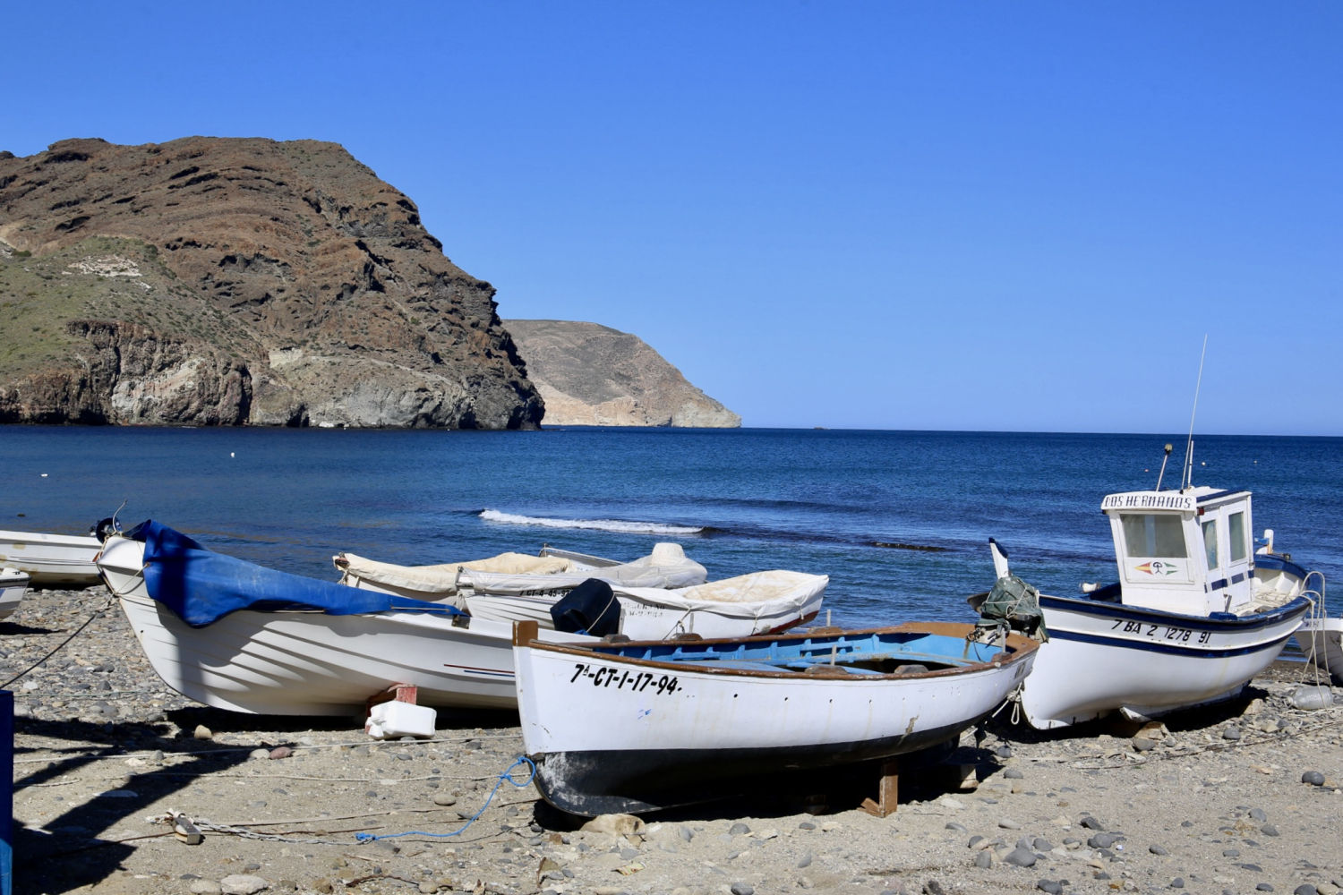 Paisaje de barcas y mar en Las Negras.