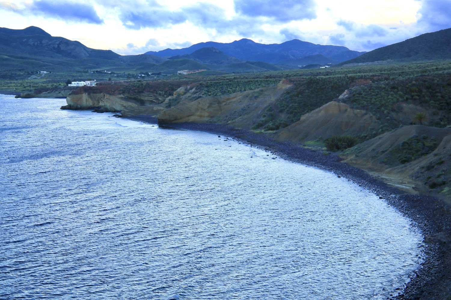 Las playas que la conforman son de aguas cristalinas.