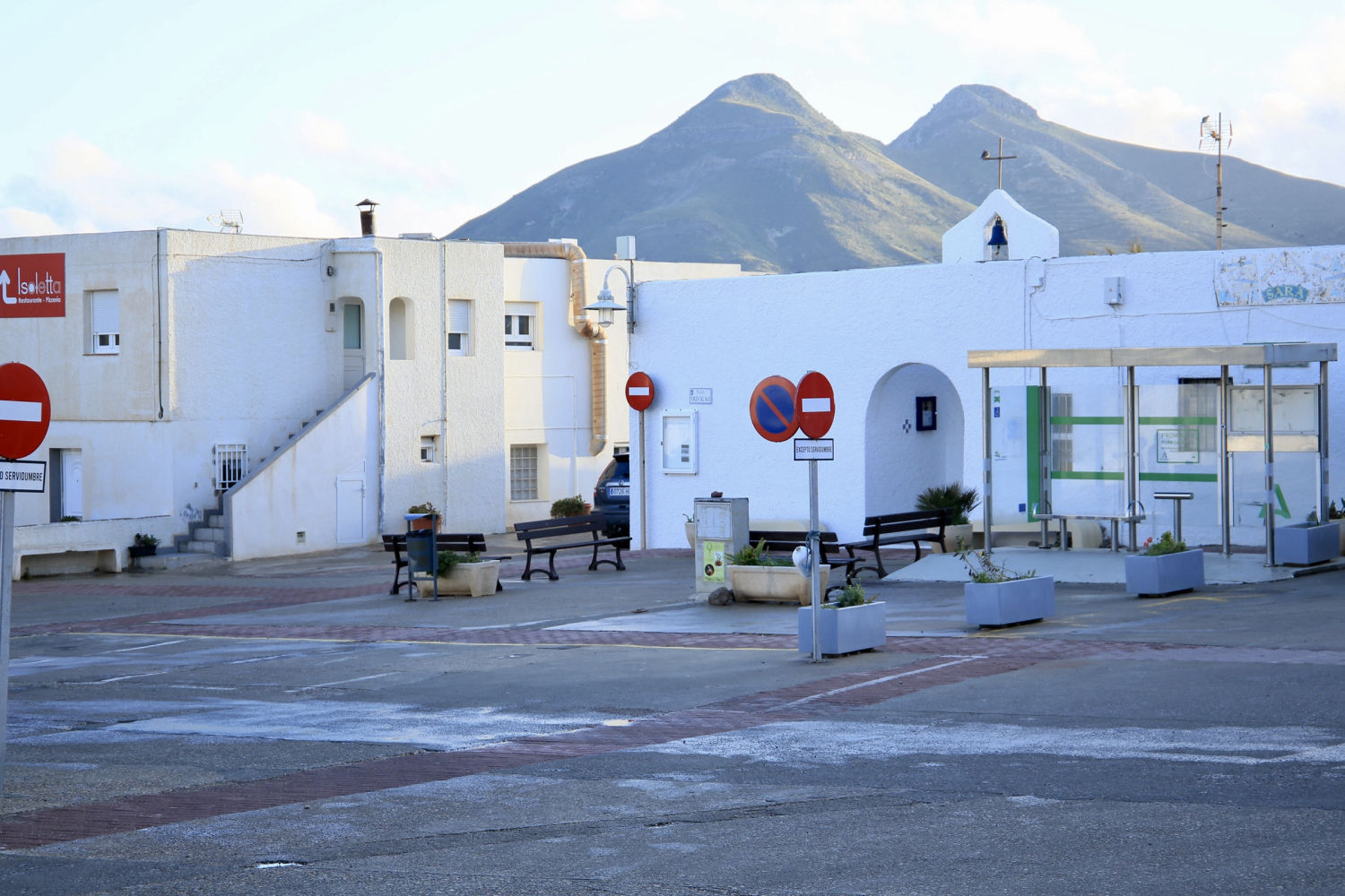 Las casas resaltan por su color blanco.