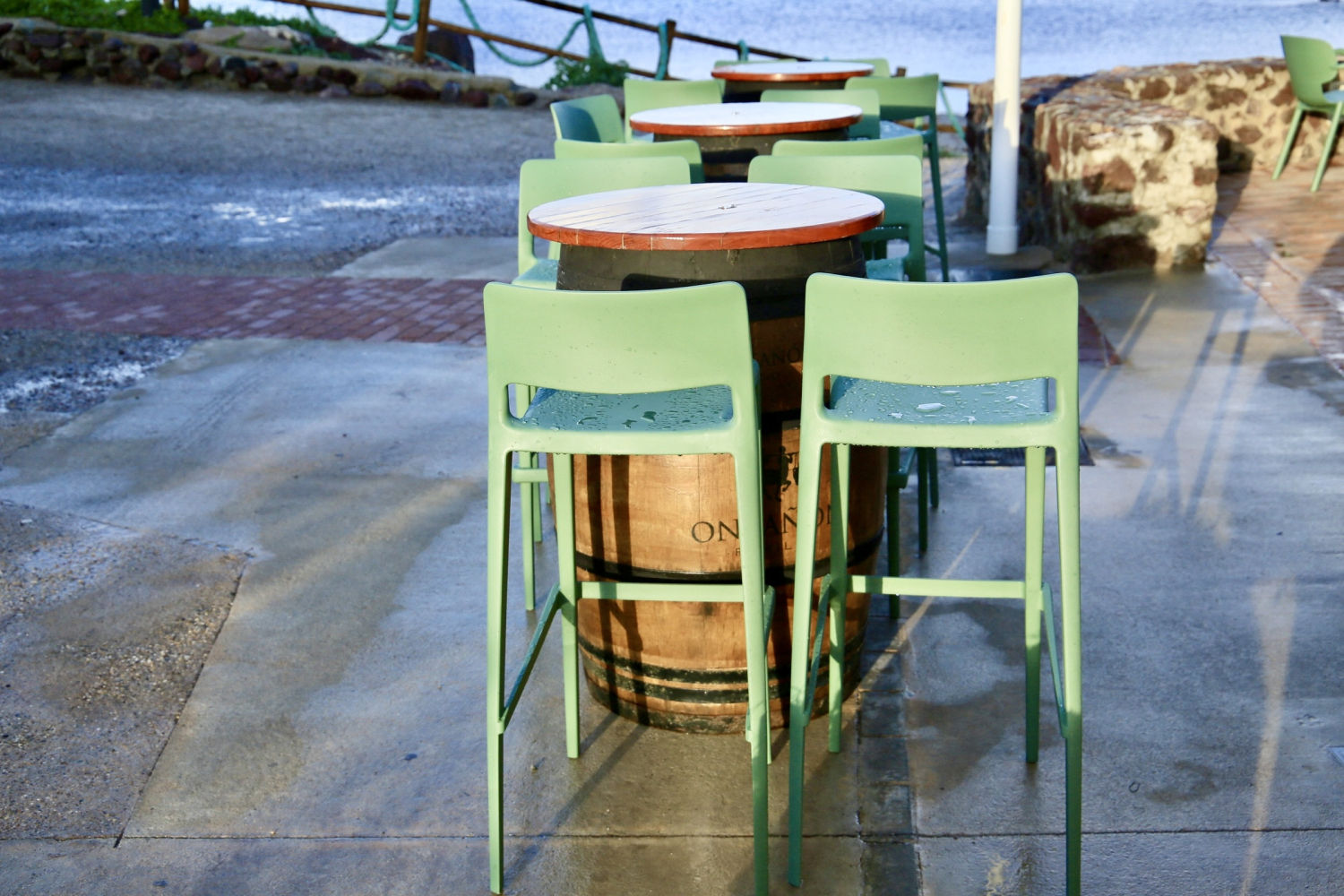 Una pequeña terraza de un bar de la zona.
