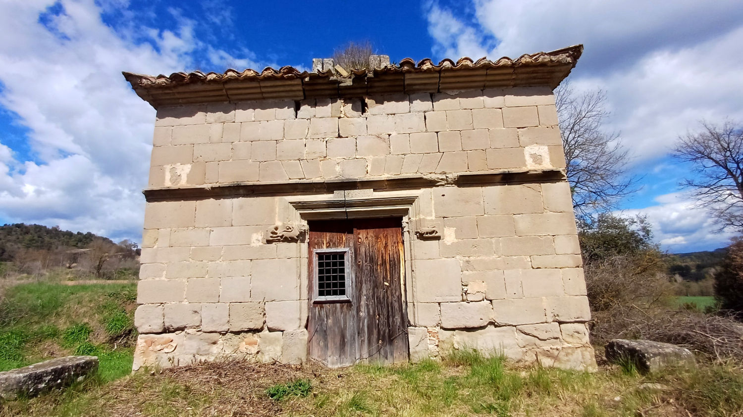Vista de la fachada principal de la capilla de Santa Magdalena de la Cortada