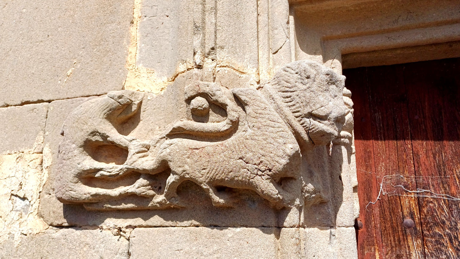 Figuras animales en uno de los laterales de la entrada del edificio.