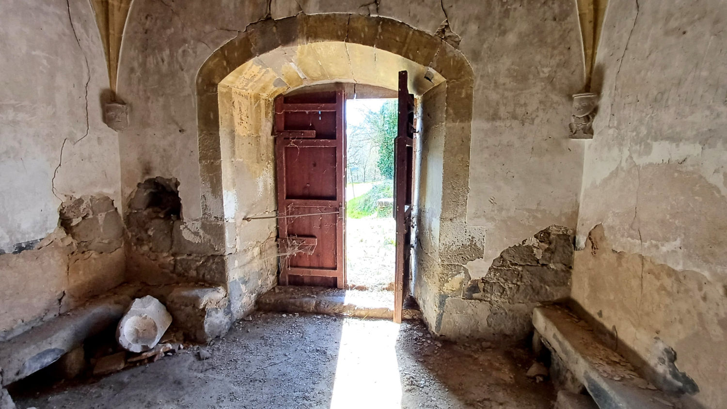 Perspectiva de una parte del interior del edificio religioso.
