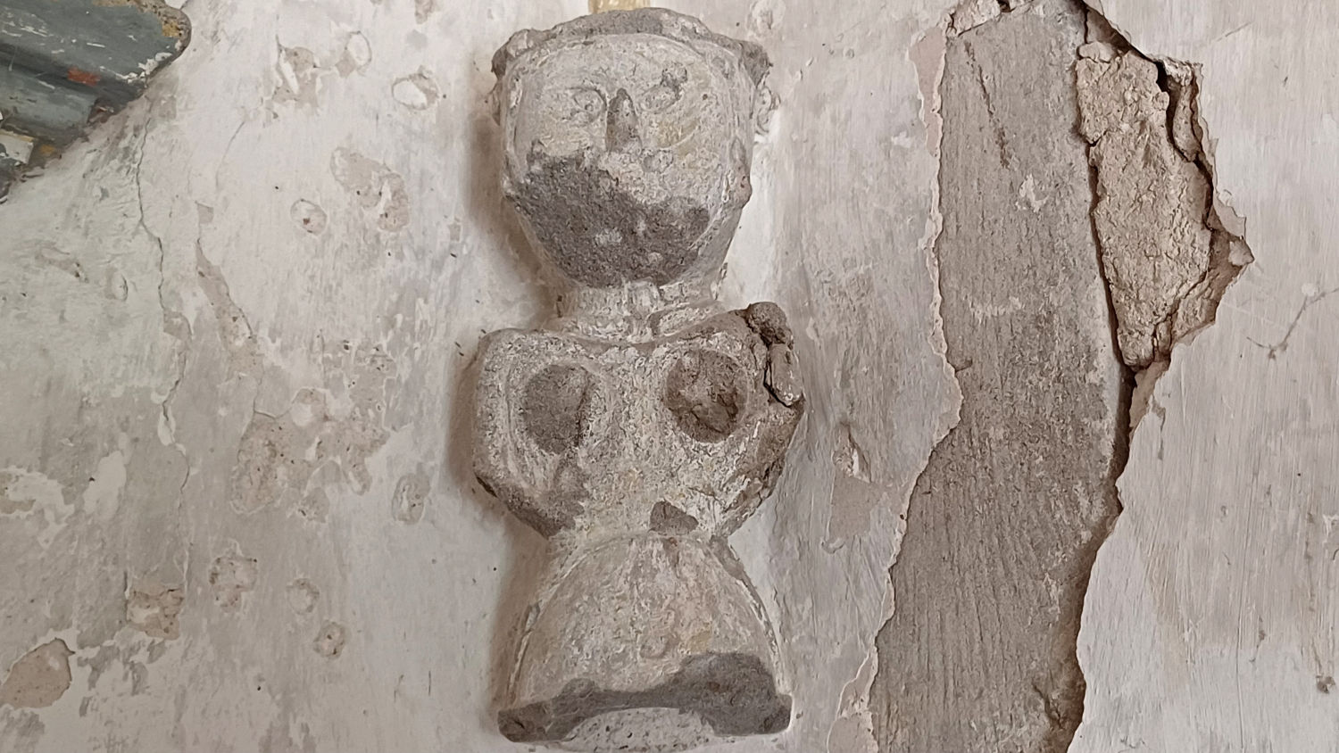 Figura esculpida en la capilla de Santa Magdalena de la Cortada.