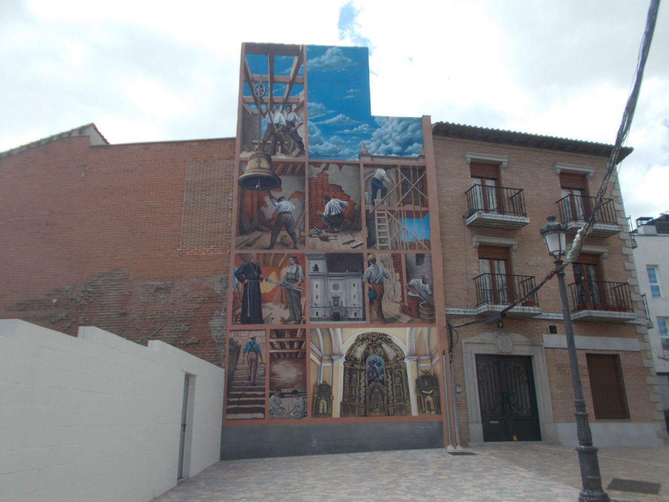 Fachada artística en Fuenlabrada.