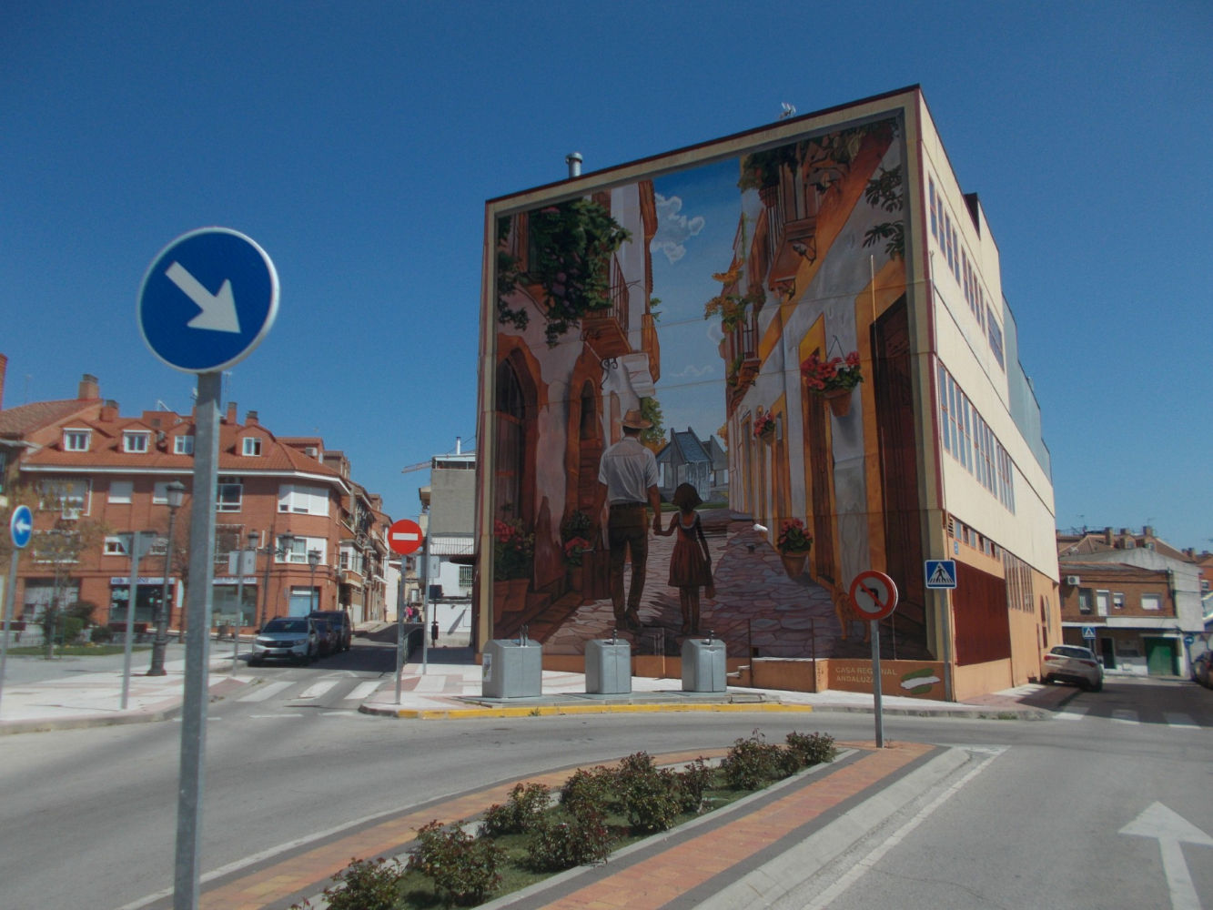Fachada de un edificio decorada con un gran mural en Fuenlabrada.
