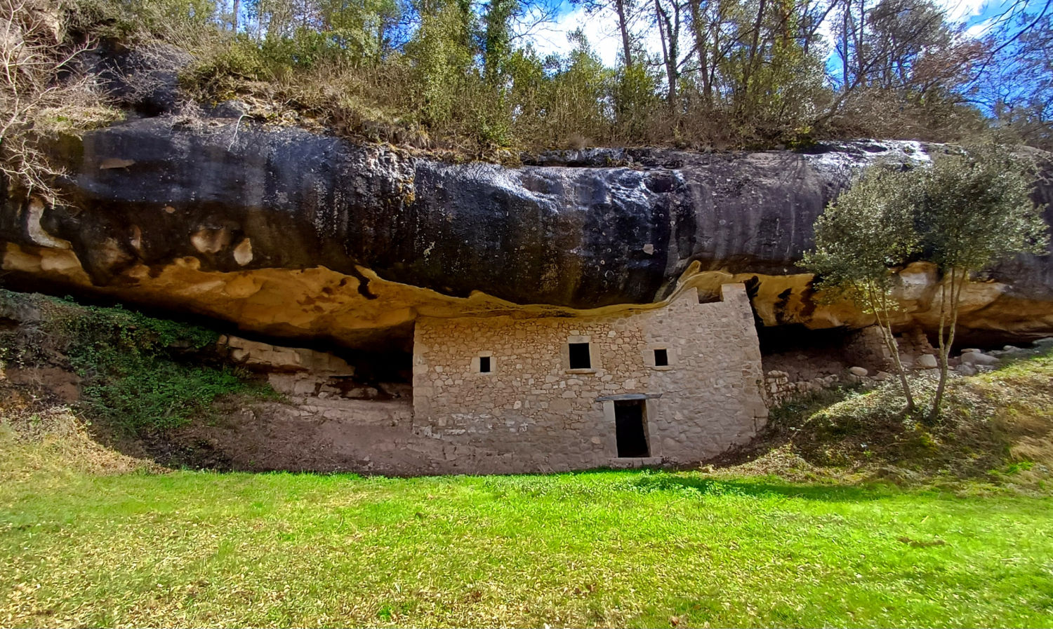 La casa y la cueva en un solo conjunto.