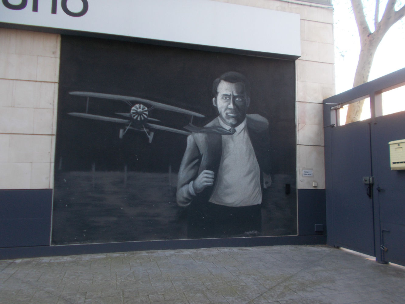 Mural de 'Con la muerte en los talones' en la calle de Alcalá.