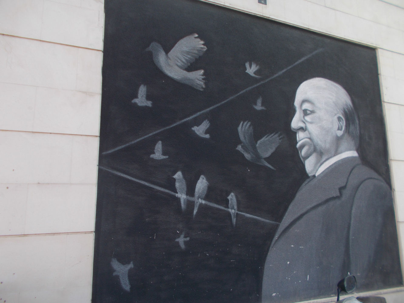 Alfred Hitchcock con sus pájaros, en la calle de Alcalá.