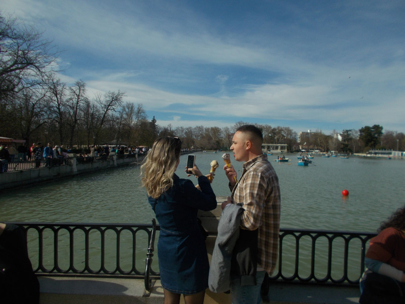 Comiendo un helado en El Retiro.