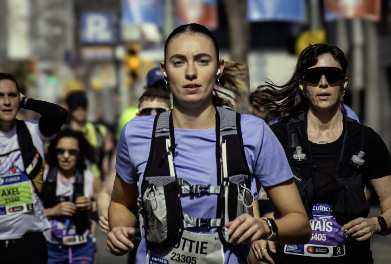 Caras de esfuerzo en la Maratón de Barcelona 2025.