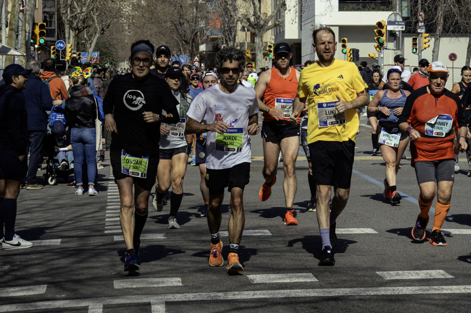 Corredores en la Maratón de Barcelona 2025.