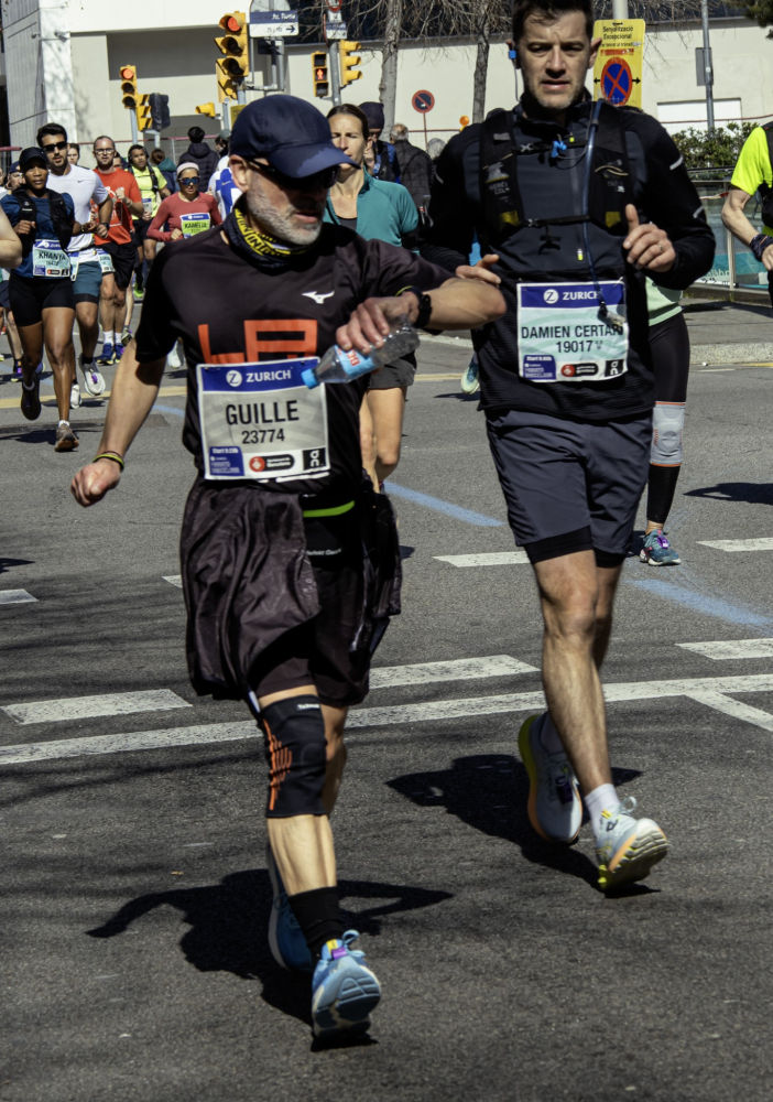 Corredores de diferentes edades, en la Maratón de Barcelona 2025.