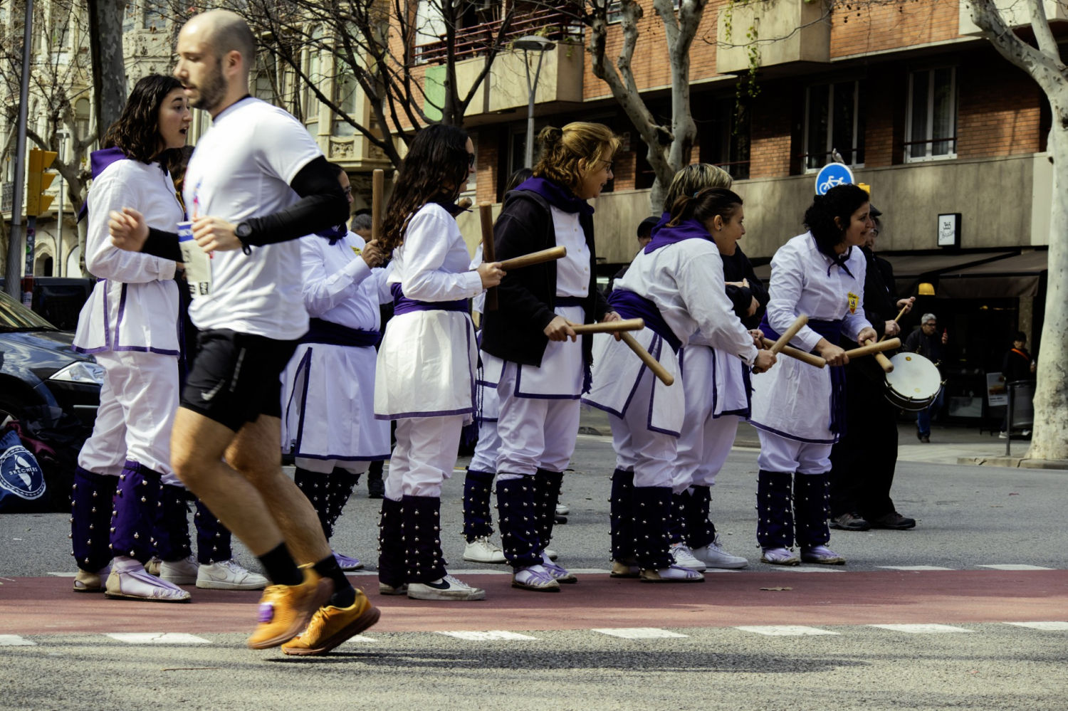 Animando a los corredores.