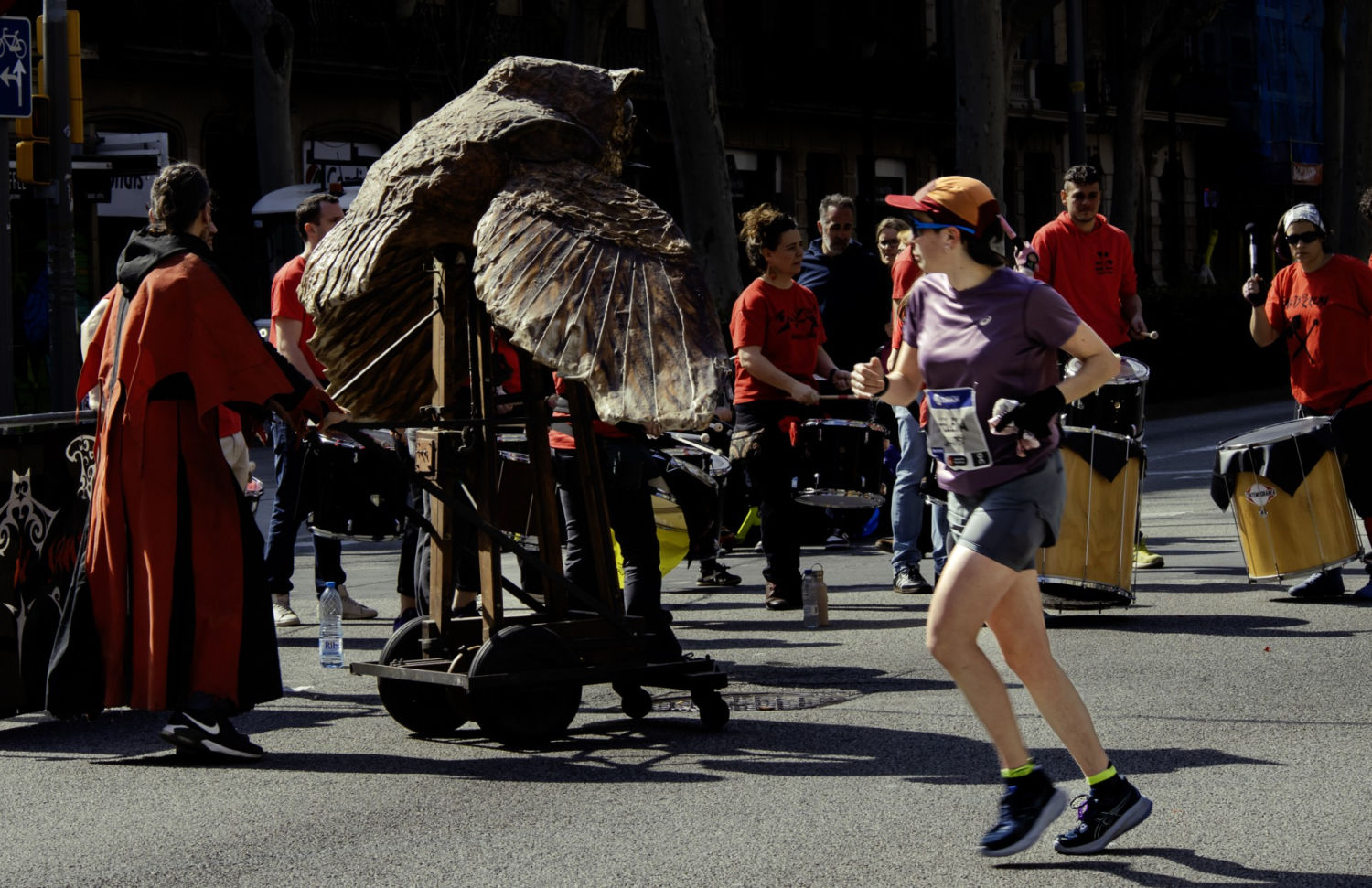 Tradición y deporte, en la Maratón de Barcelona 2025.