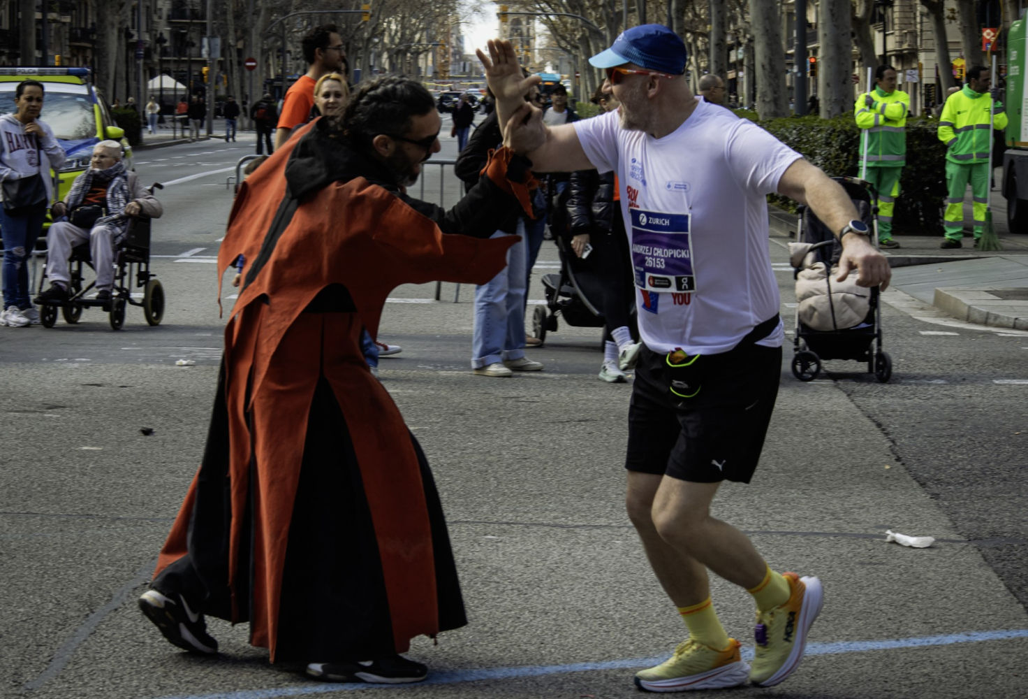 Corredor recibiendo ánimos.