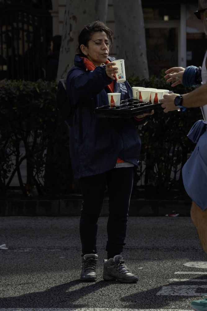 Puesto de avituallamiento en la Maratón de Barcelona 2025.
