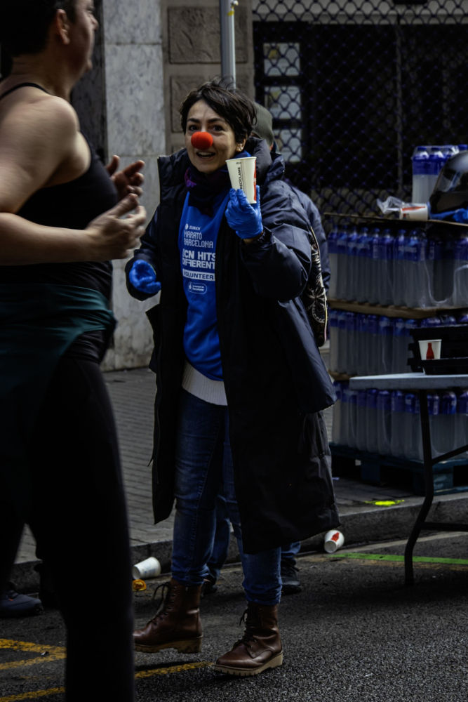 Voluntaria animando a los corredores.