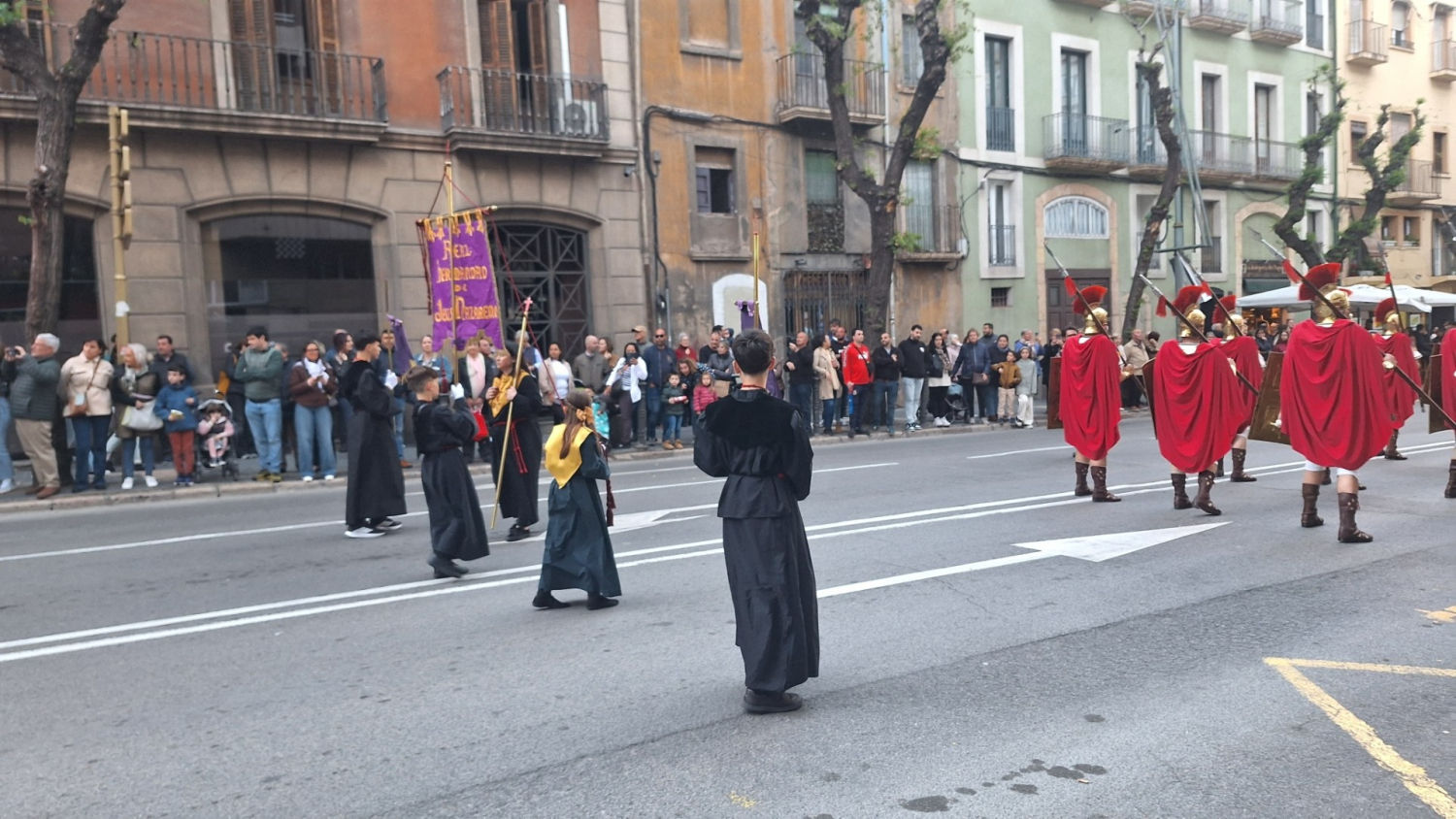 Niños participando en la procesión, en Tarragona.