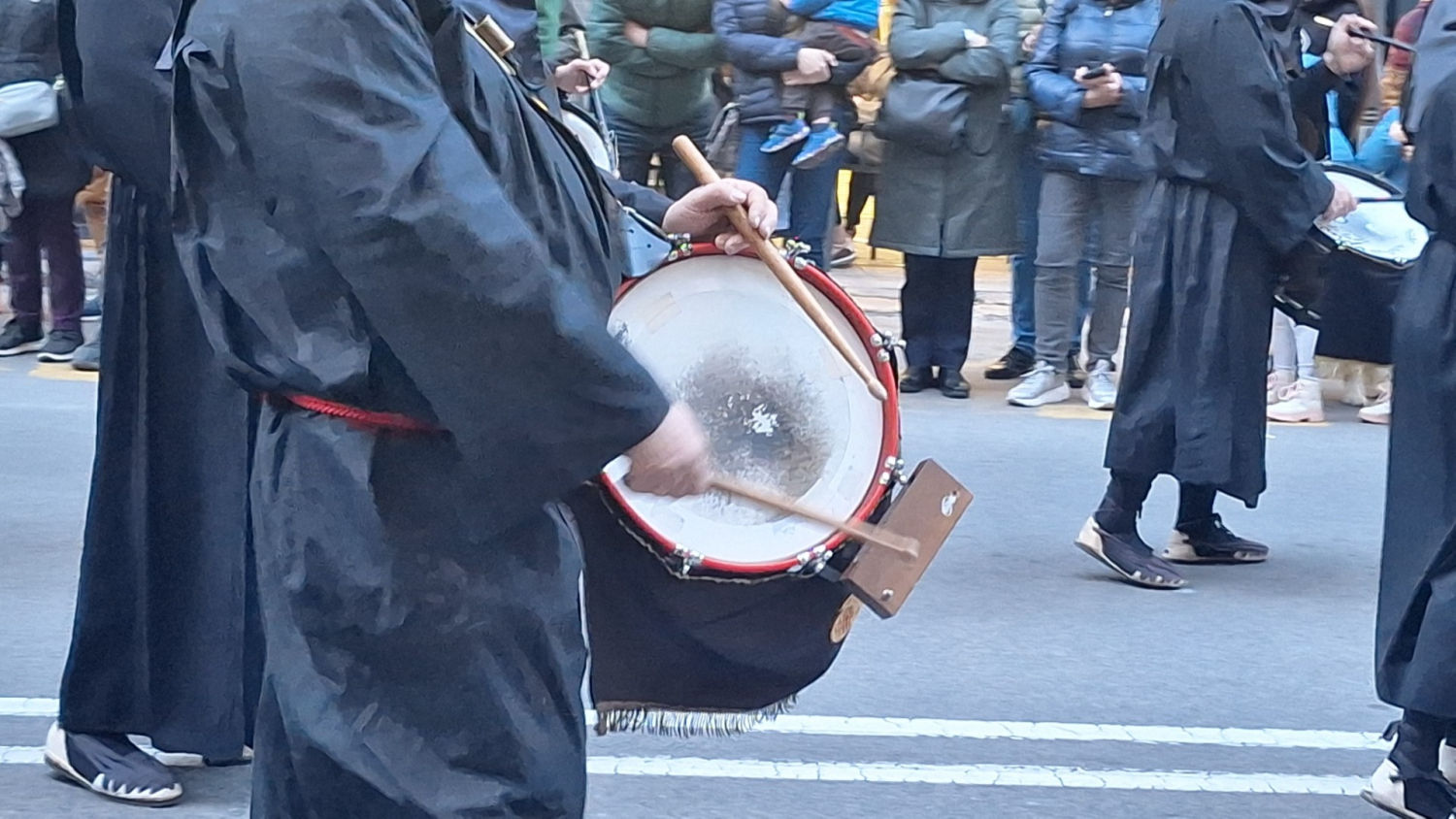 Tocando el tambor en la procesión, en Tarragona.